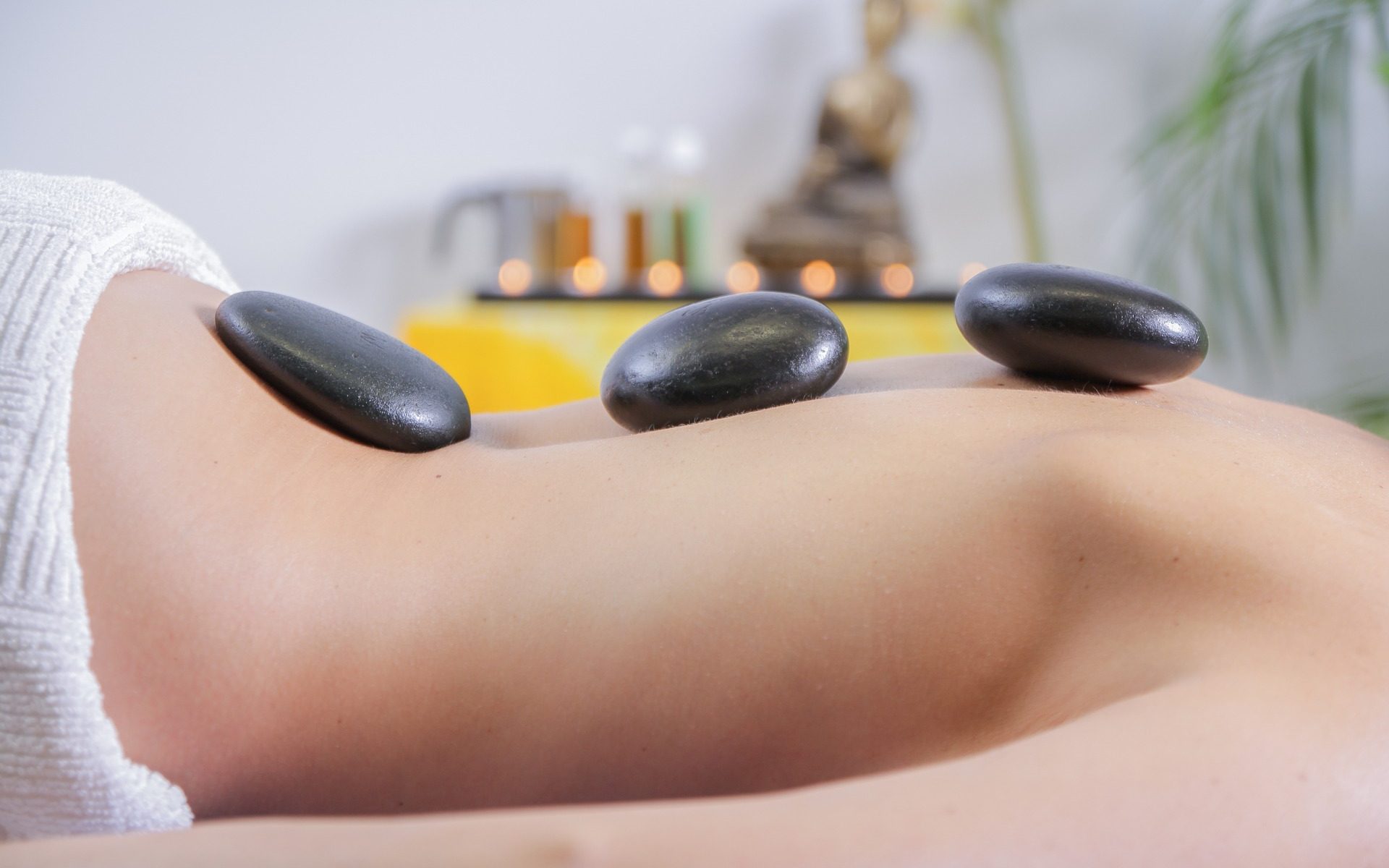 Hot-stones-massage-treatment-therapy